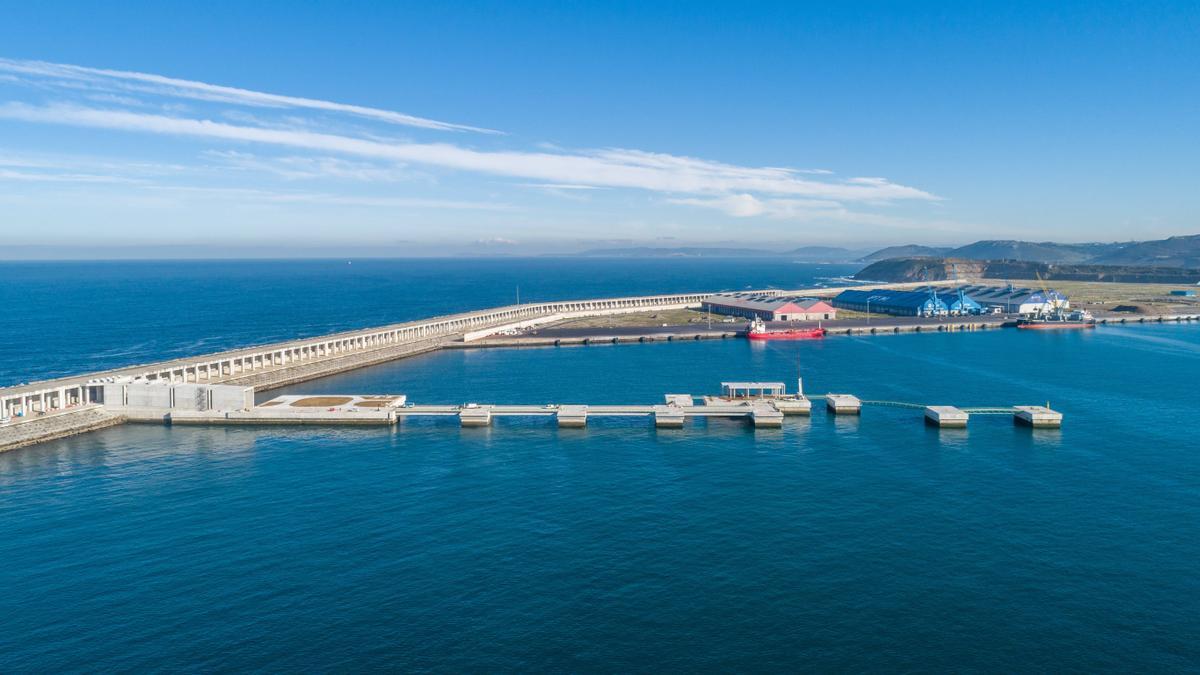 Vista del puerto exterior de A Coruña, con el pantalán petrolero en el centro de la imagen