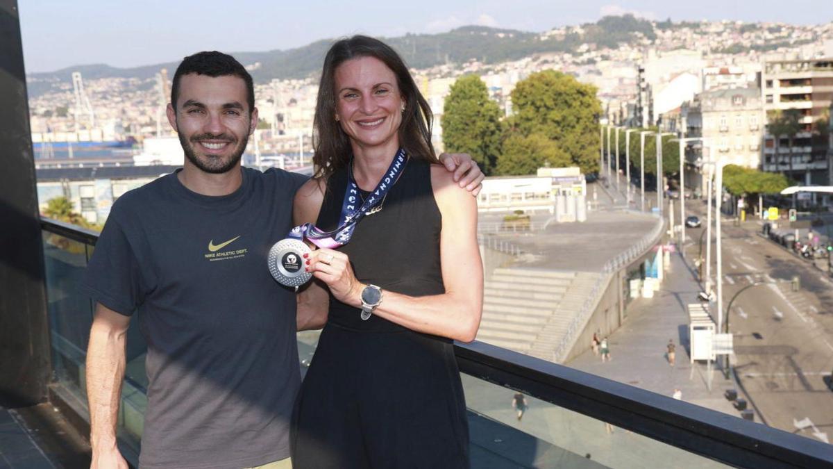 El entrenador que cinceló a la subcampeona de Europa desde el atletismo popular posa con su pupila. | JOSÉ LORES