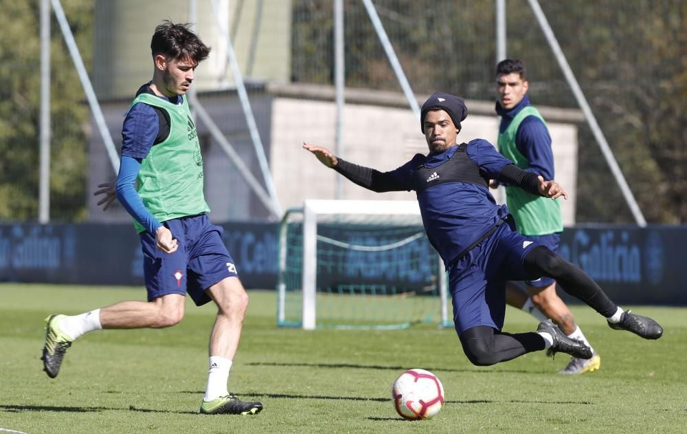 Los jugadores del Celta, durante el entrenamiento de este lunes en A Madroa