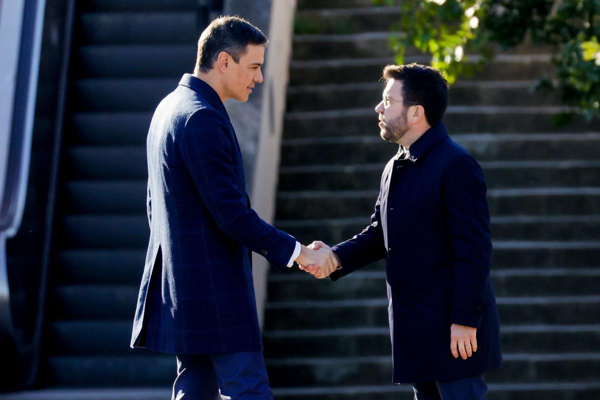 El presidente de la Generalitat, Pere Aragonès (d), recibe al presidente del Gobierno, Pedro Sánchez, al comienzo de la cumbre hispanofrancesa que se celebra este jueves en Barcelona. EFE/ Quique García