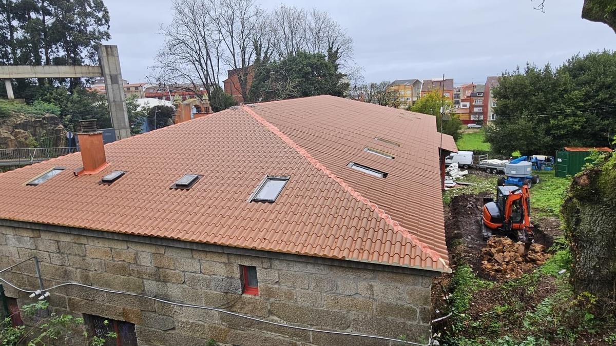 La Casa da Cultura Manuel Lueiro Rey ya luce nuevo tejado.