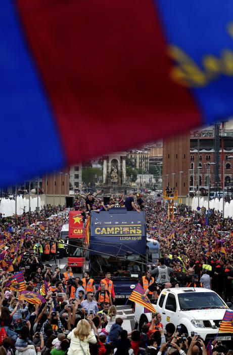 El Barça celebra la Lliga amb una rua pels carrers de Barcelona