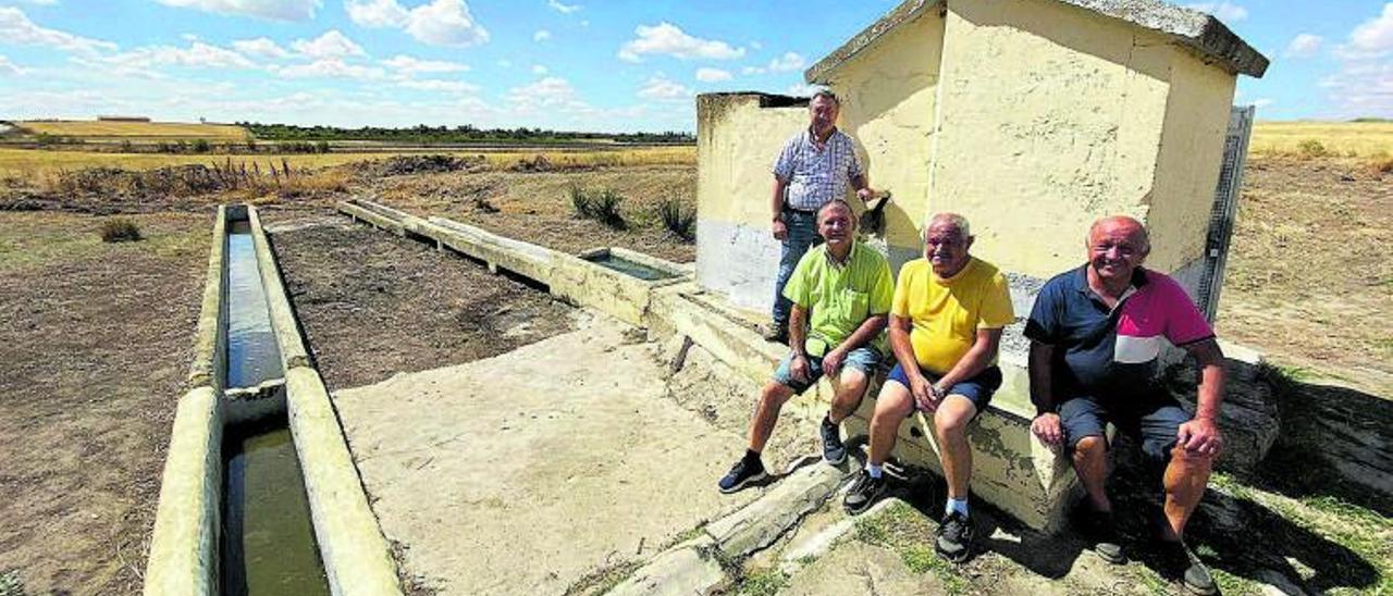Los cuatro promotores del proyecto de restauración posan en las instalaciones del “Pozo del Tío Rodrigo”. | Cedida