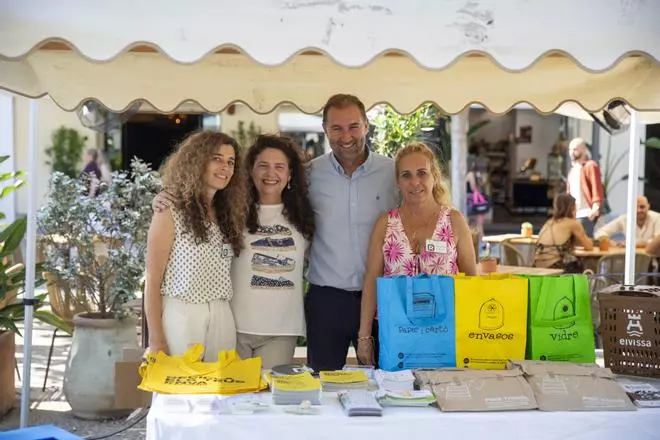 Un estand para concienciar sobre el reciclaje y sensibilización ambiental