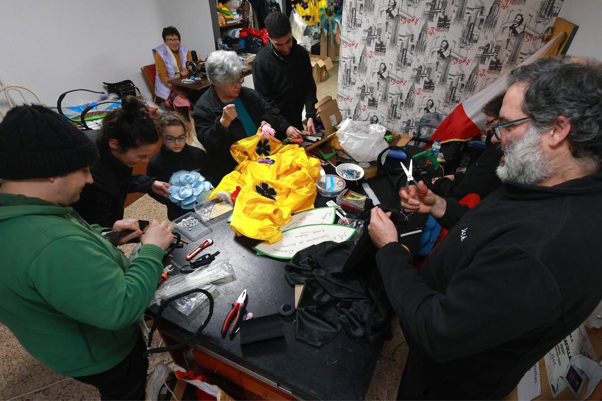 Los integrantes de la comparsa preparan el desfile de este 2026