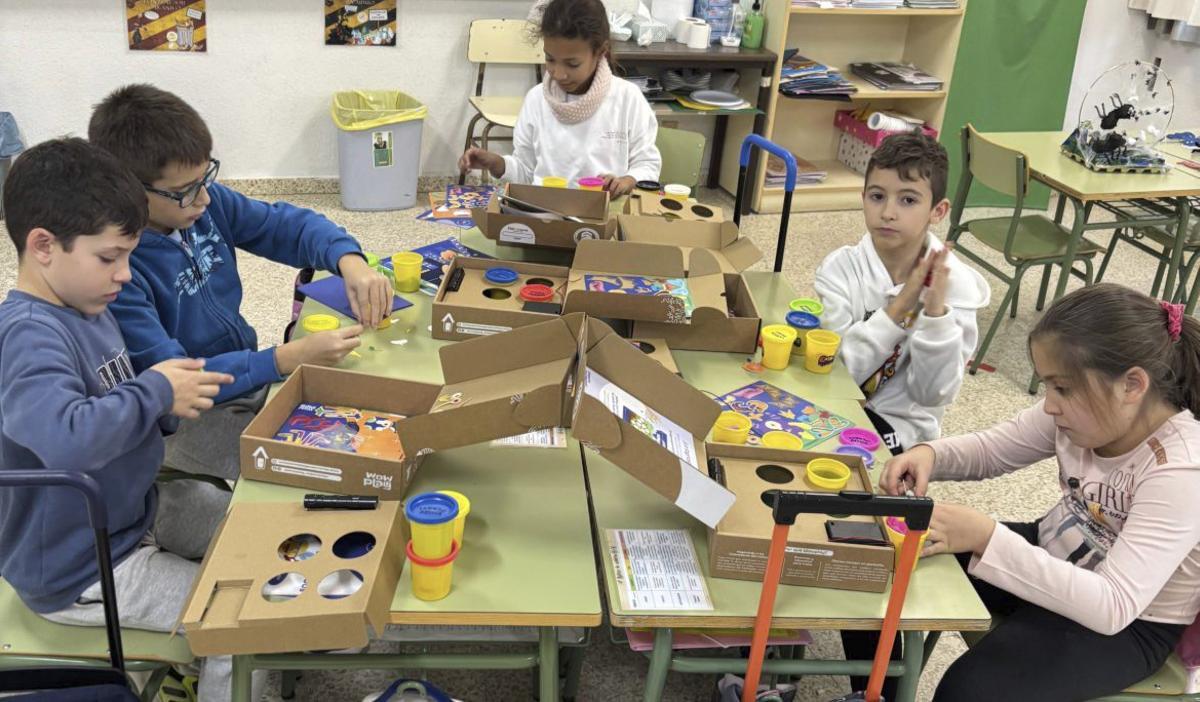 Los participantes de «Exploradores STEM», concentrados en sus proyectos. | Cedida