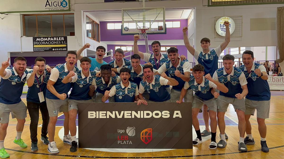 Los jugadores de La Salud Archena, celebrando el ascenso a LEB Plata