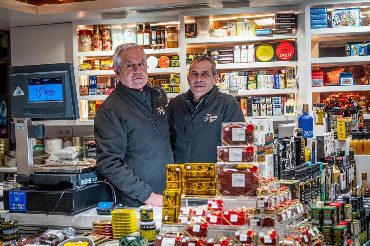 Barcelona 08/01/2026 Barcelona.  Manel Iglesias, histórico de la Boqueria, se jubila aunque su puesto de olivas continuará en la familia. Manel posa con su hermano Joan quién será el nuevo encargado del puesto de olivas. AUTOR:MANU MITRU