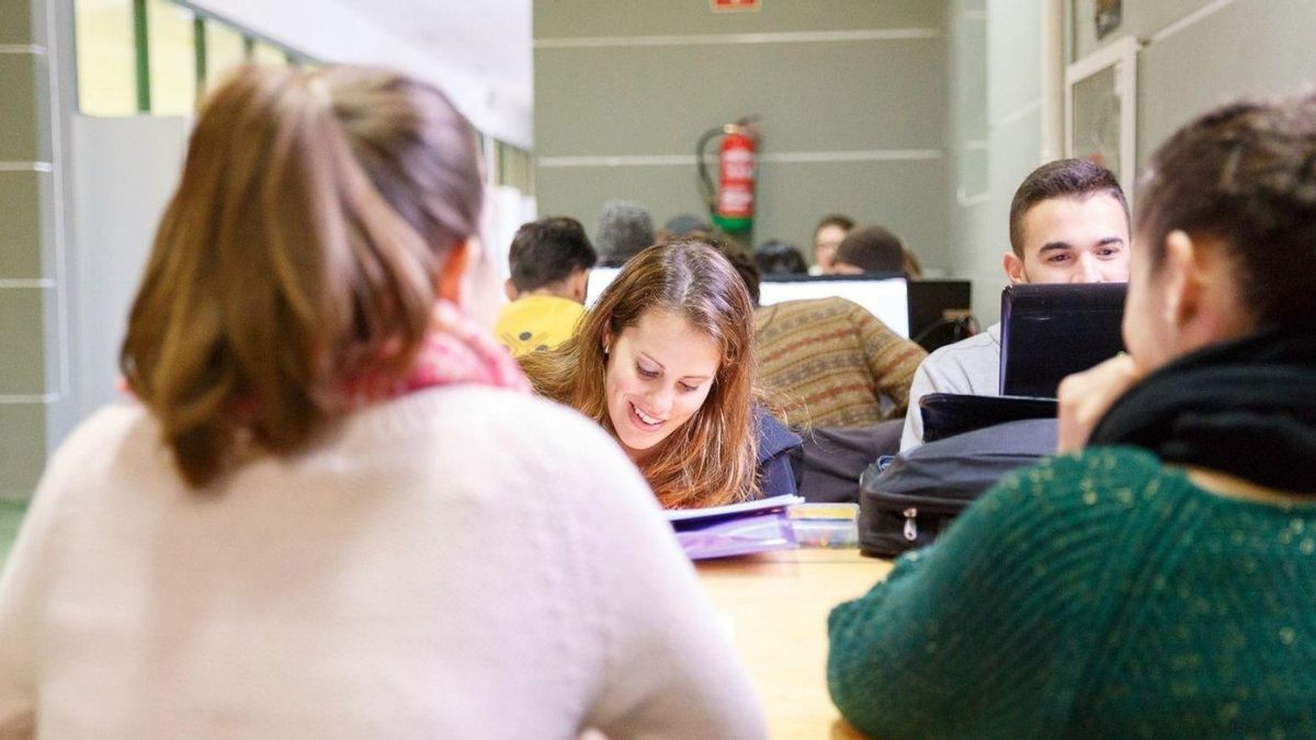 Un grupo de estudiantes universitarios.