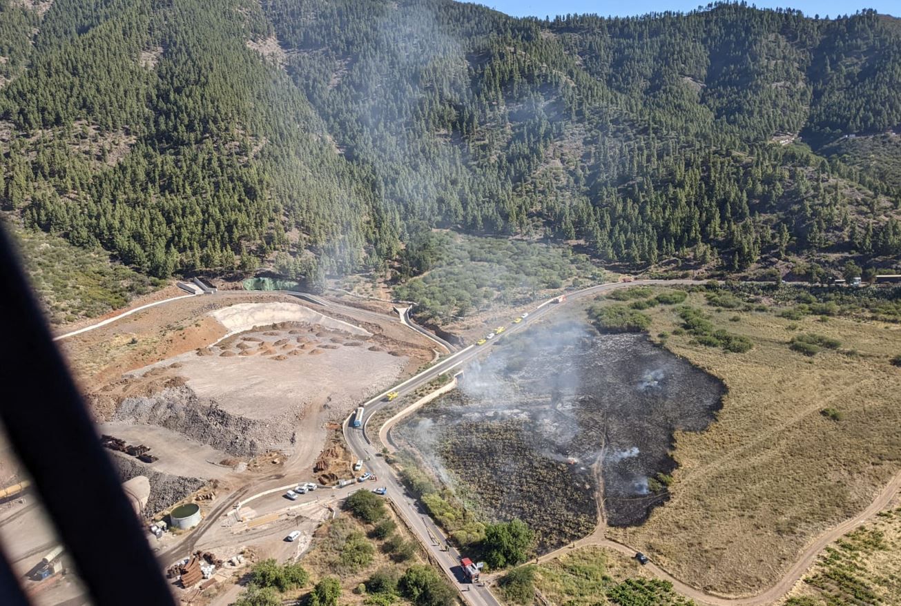 Extinguen un incendio en Santiago del Teide