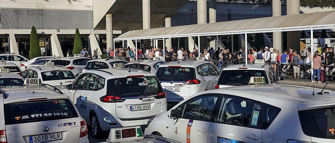 Imagen de la protesta de los taxistas contra la piratería en Son Sant Joan que tuvo lugar en 2017.