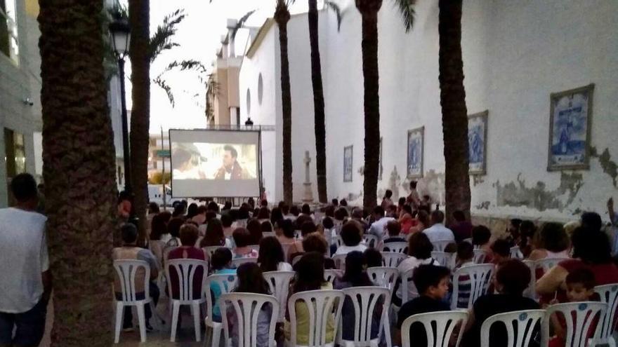 Dolores cierra el ciclo de &quot;Cine de Verano&quot; con gran éxito de participación