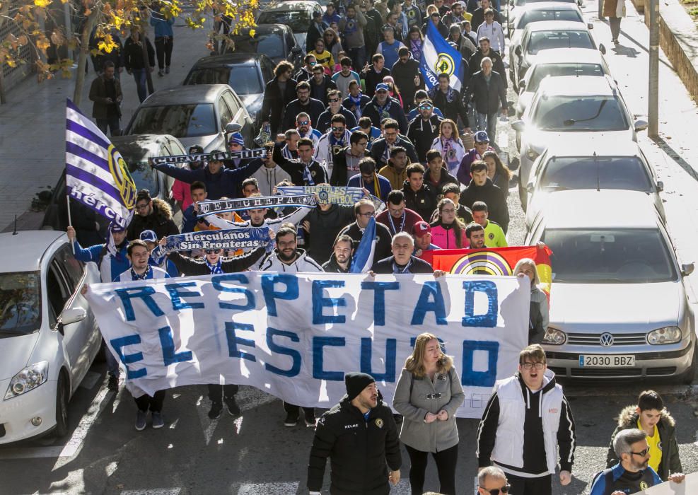 Alrededor de 400 aficionados del Hércules se manifiestan en contra de la gestión de Ortiz y Ramírez.