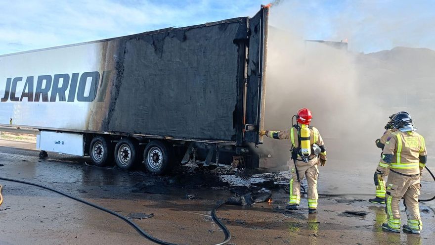 Arde un camión frigorífico en un peaje de la AP7 en Mazarrón