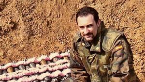 Antonio Novo Ferreiro, en Afganistán, junto a un motón de minas antipersonas desactivadas por los militares de una misión española.