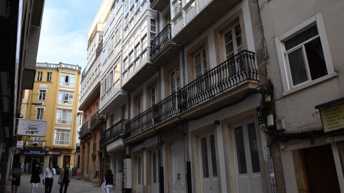 Edificio junto a la plaza de San Agustín con viviendas turísticas.  | // ECHAVE