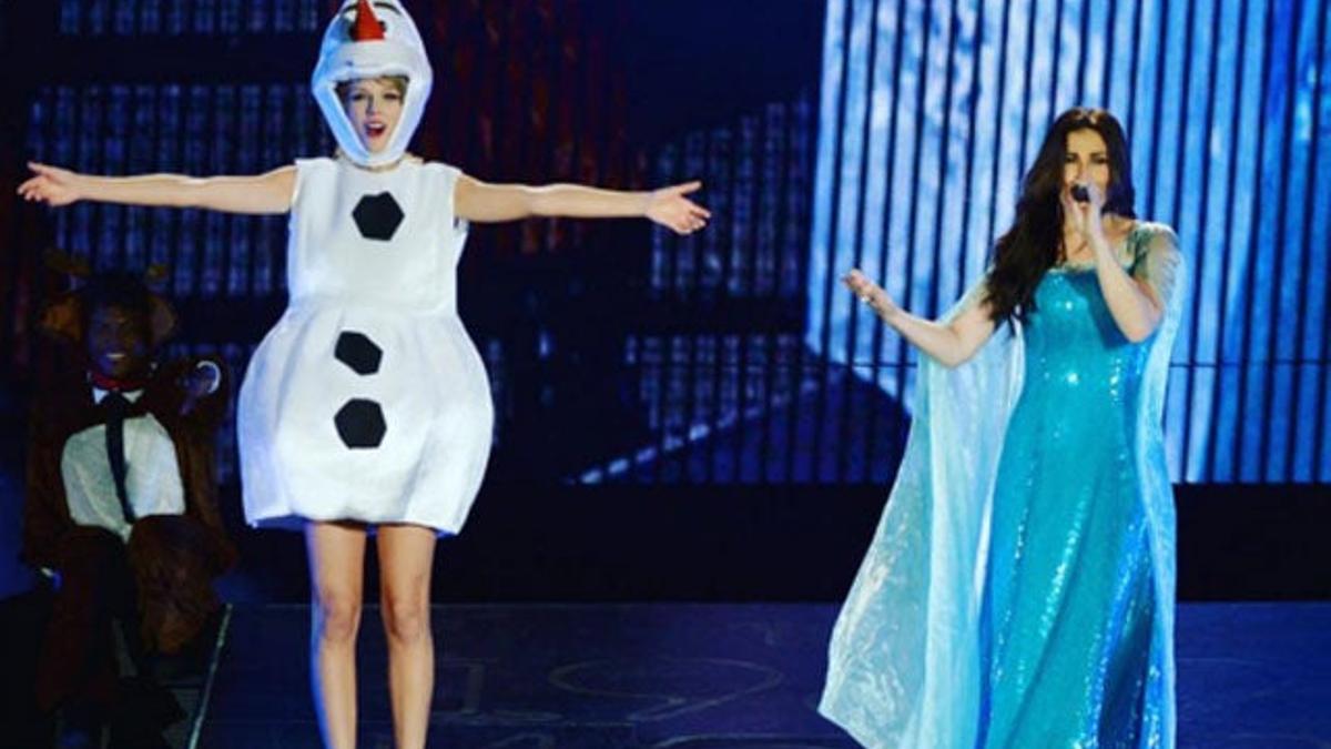 Taylor Swift celebra Halloween sobre el escenario