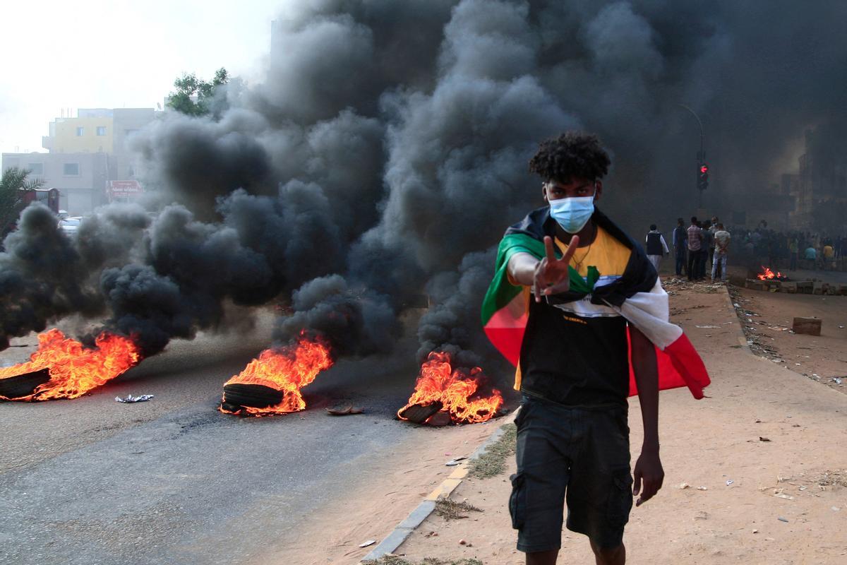 L’Exèrcit tanca els aeroports i bloqueja les comunicacions i internet al Sudan