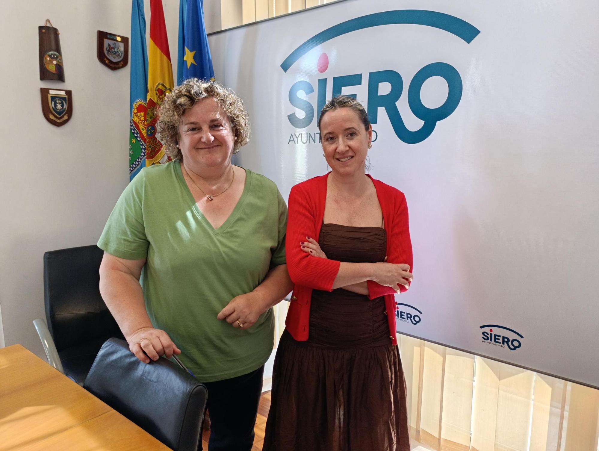 Por la izquierda, Pilar Santianes y Consuelo Urdangaray.