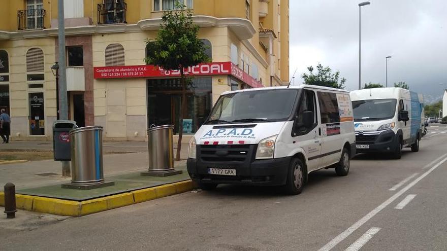 Una furgoneta de la asociación Apad que sigue prestando el servicio en precario, ayer en Dénia.