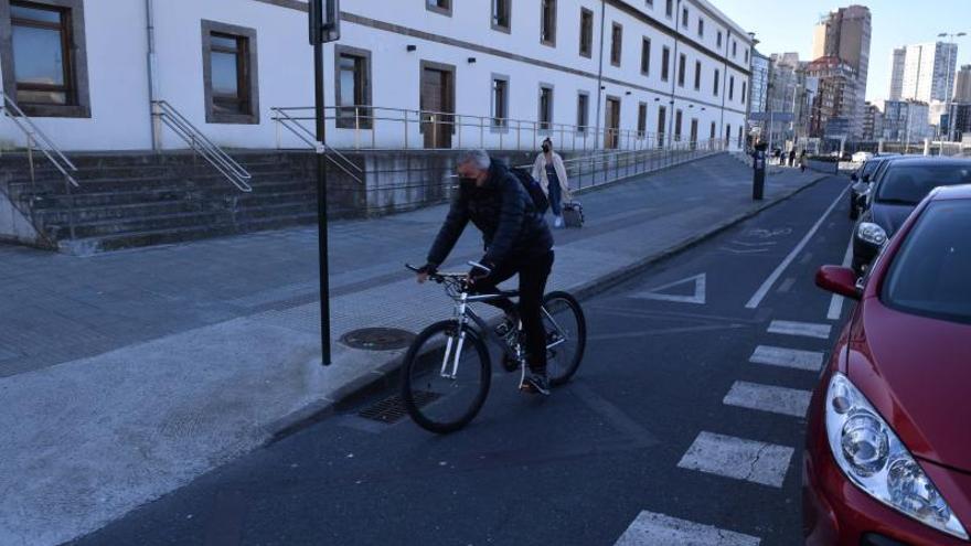 Un ciclista, en la acera cercana al puente de A Pasaxe. |   // VÍCTOR ECHAVE