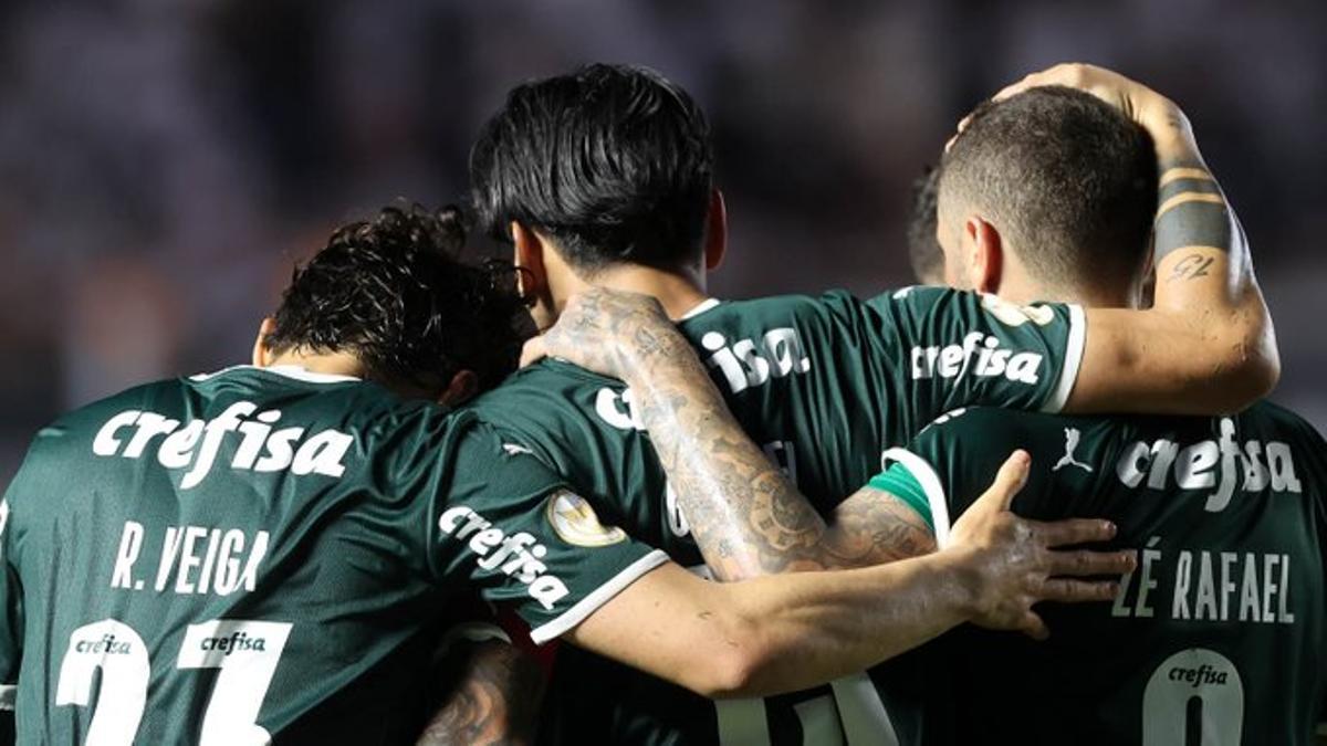 Los jugadores del Palmeiras se abrazan para celebrar su victoria.