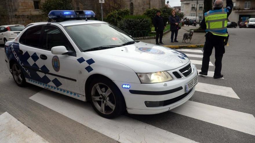 Imagen de un coche de la Policía Local de Cambados // Noé Parga