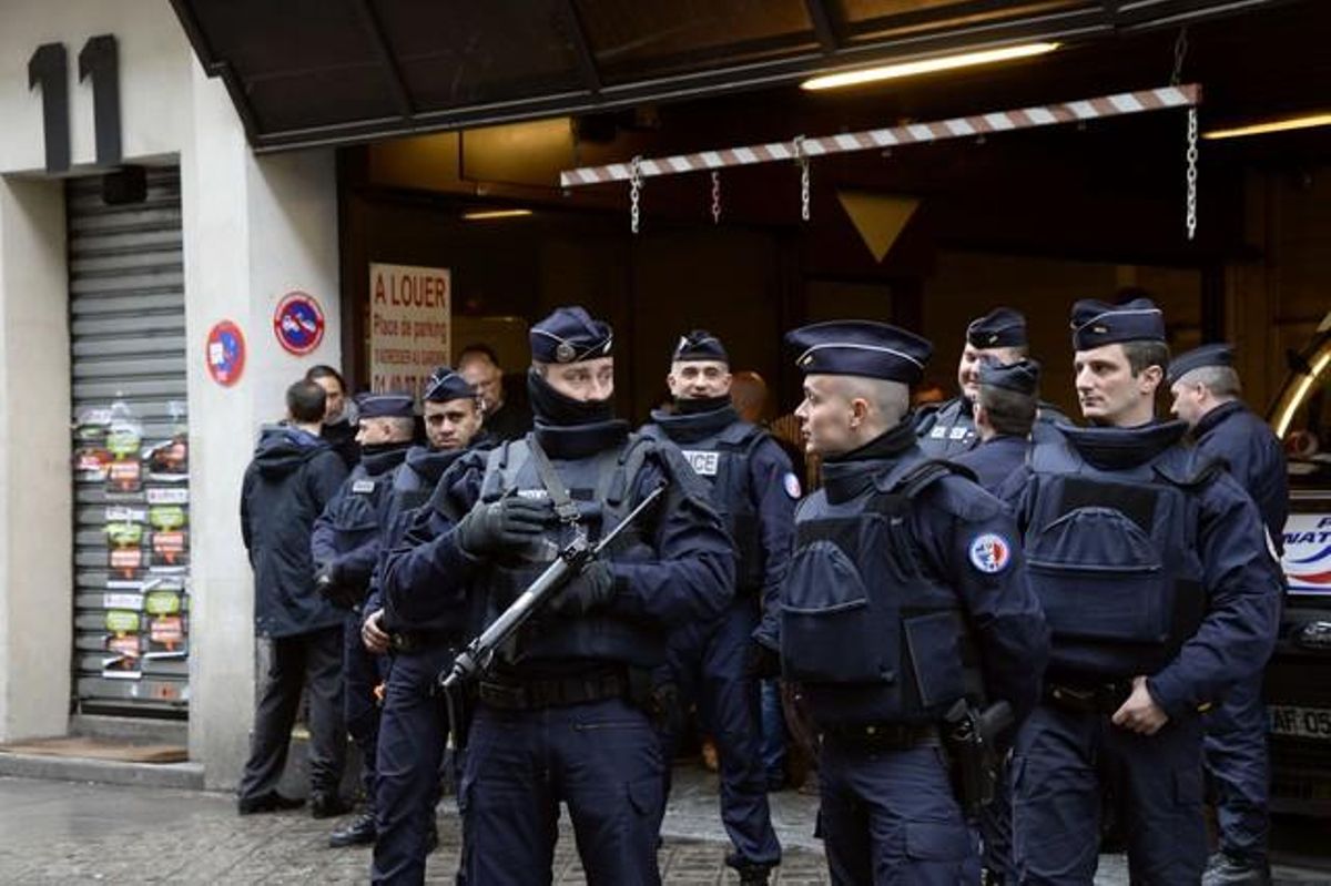 Desplegament policial davant el diari ’Libération’.