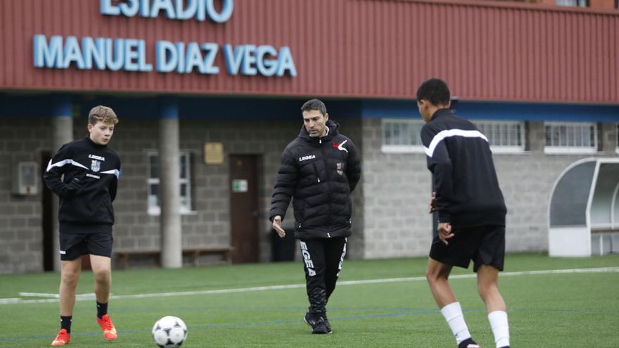 El balón vuelve a rodar en el Díaz Vega tras dos meses de obras