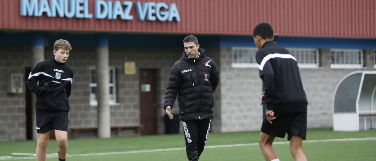 Tony Pastor, entrenador del UD Los Prados, da instrucciones durante el entrenamiento. | Luisma Murias