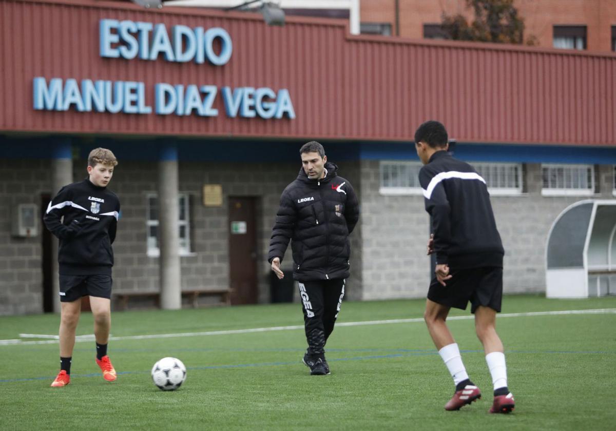 Tony Pastor, entrenador del UD Los Prados, da instrucciones durante el entrenamiento. | Luisma Murias