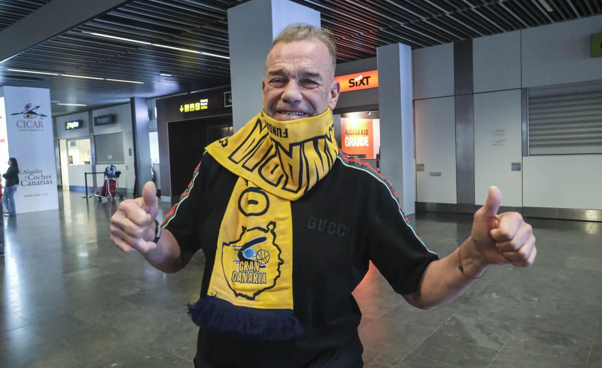 Nestor 'Che' García, nuevo técnico del CB Gran Canaria su llegada al aeropuerto de Gran Canaria