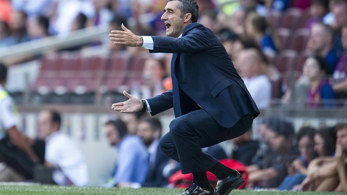 Valverde, de cuclillas, en el partido ante el Athetic.