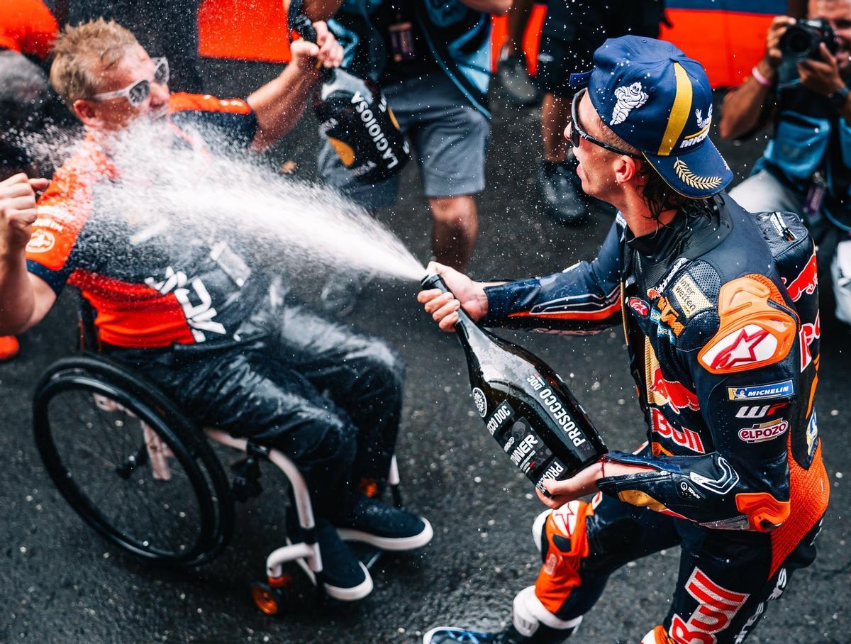 Pedro Acosta ducha con Prosecco a Pit Beirer, jefe del equipo KTM.