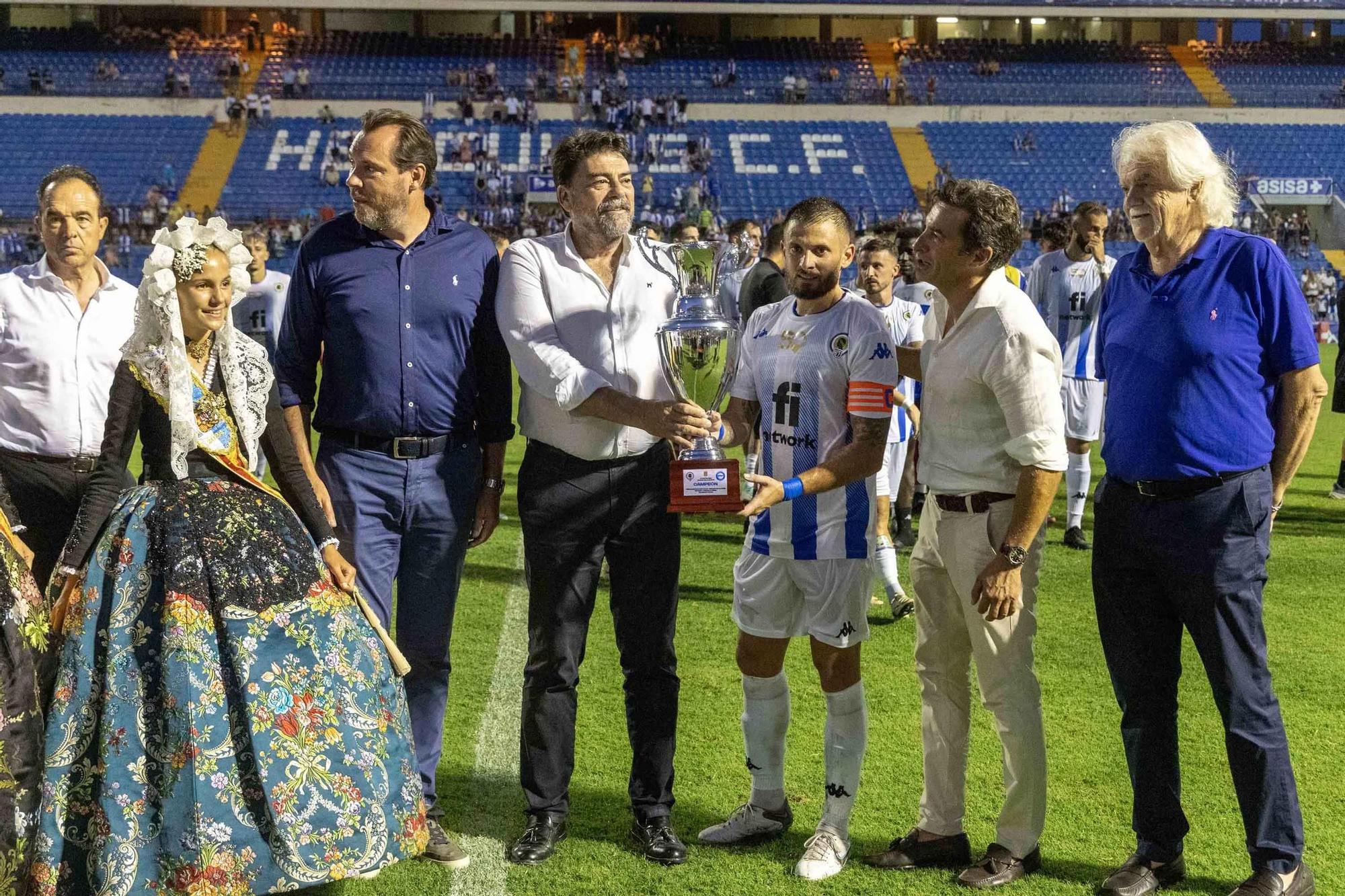 El Hércules celebra el 50 aniversario del Rico Pérez ganando el Trofeo Ciudad de Alicante ante el Alavés