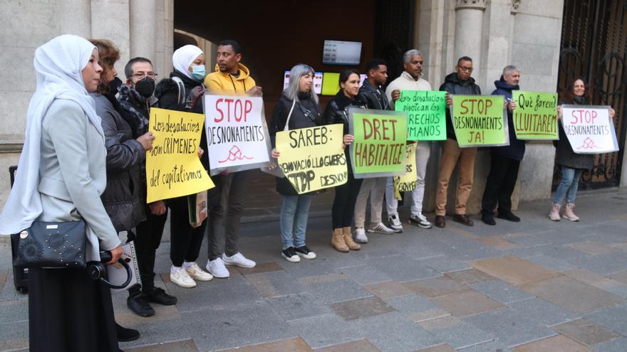 Diversos veïns del bloc de Sant Narcís demanen aturar el desnonament davant de l'Ajuntament de Girona.