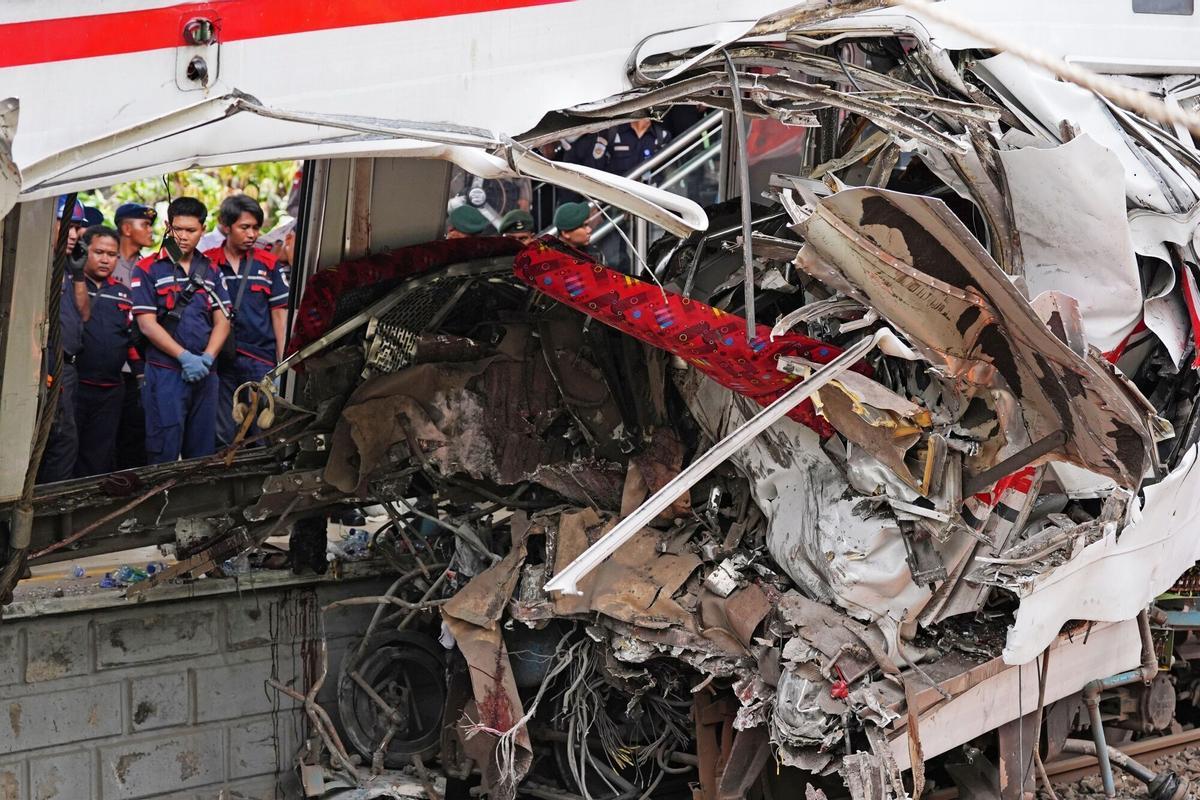 Restos de un tren tras una colisión en la estación de East Bekasi en Bekasi, Indonesia, el martes 28 de abril de 2026.