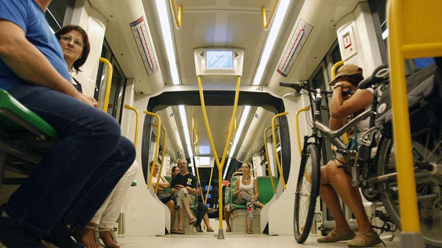 Usuarios del metro de Málaga, en una imagen de archivo.