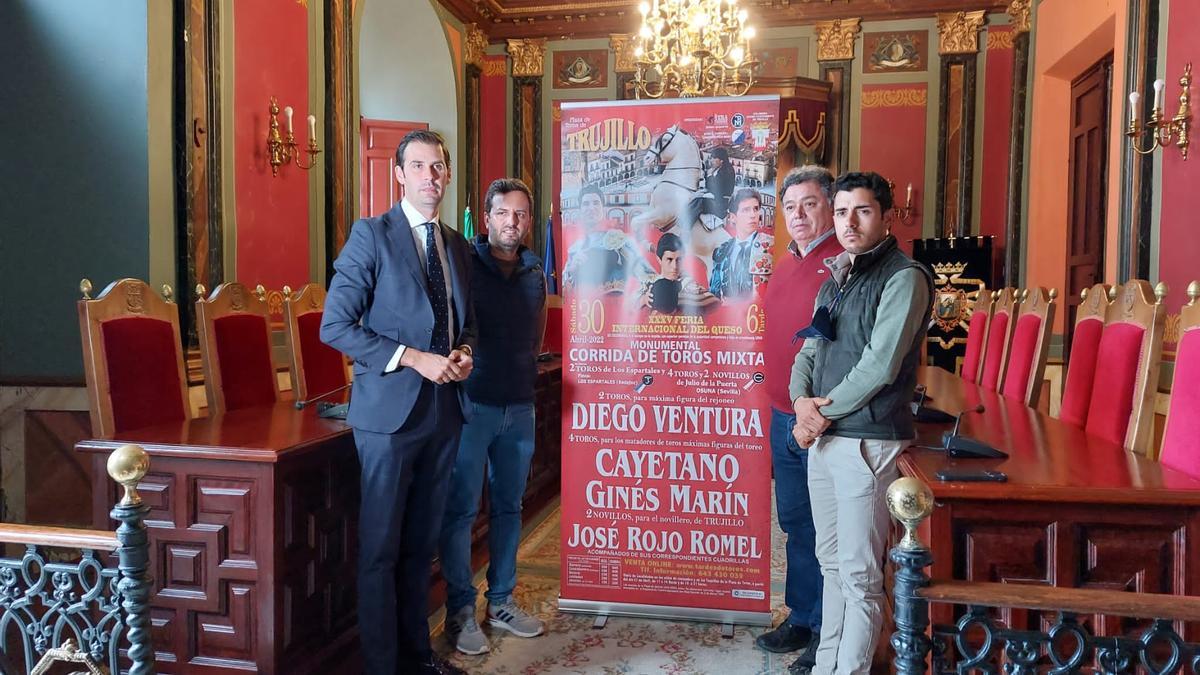 Presentación del cartel de la corrida de toros mixta de la Feria del Queso de Trujillo.