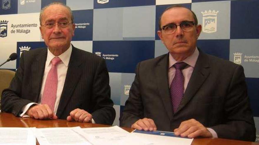 El alcalde, Francisco de la Torre, responsable último de la política de personal de Limasa, y el gerente de la empresa, Rafael Arjona.