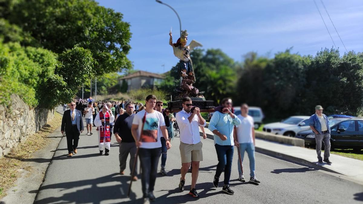 La procesión de San Miguel organizada en A Torre.