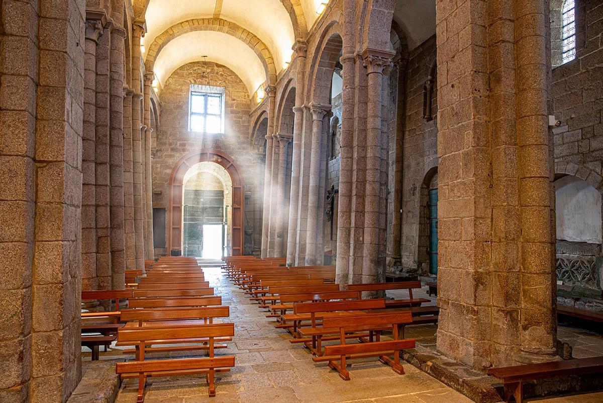 Interior actual de la iglesia de Santa María de Sar