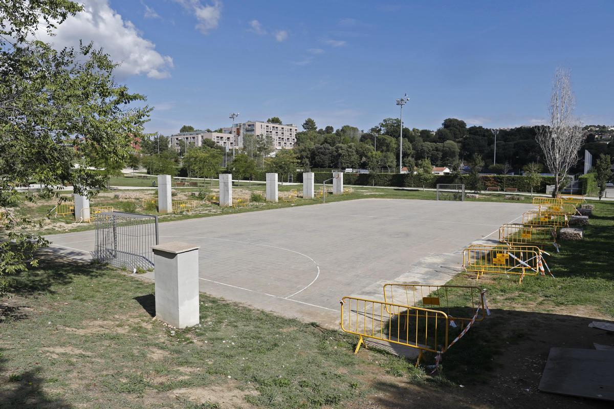 Els pilars és l'únic que hi ha fet a la pista poliesportiva de Fontajau.