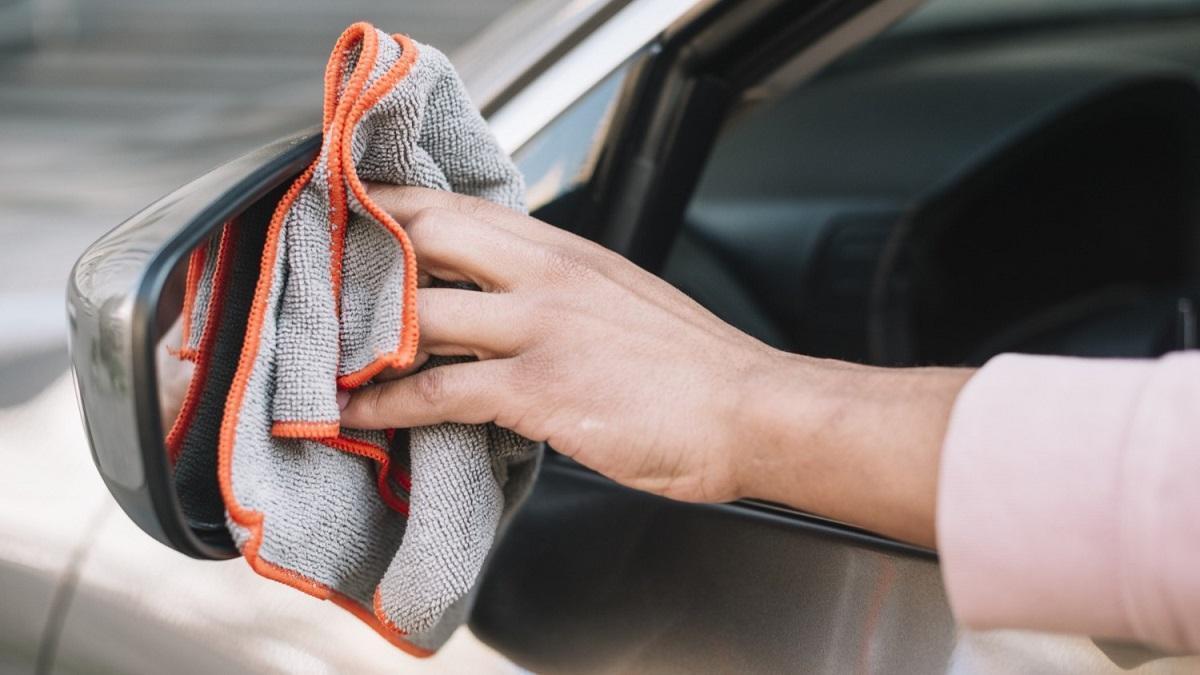 TRUCO DE LIMPIEZA | El truco más efectivo para quitar las pegatinas imposibles