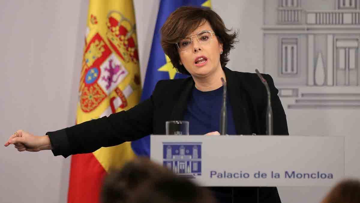 Soraya Sáenz de Santamaría ha anunciat la decisió de Rajoy de sol·licitar informes al Consell d’Estat per conèixer la possibilitat que Puigdemont sigui investit president de la Generalitat d’acord amb el seu estatus jurídic.