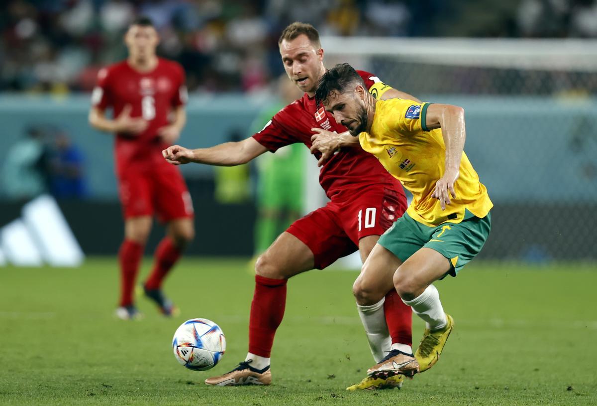 Al Wakrah (Qatar), 30/11/2022.- Mathew Leckie (R) of Australia in action against Christian Eriksen of Denmark during the FIFA World Cup 2022 group D soccer match between Australia and Denmark at Al Janoub Stadium in Al Wakrah, Qatar, 30 November 2022. (Mundial de Fútbol, Dinamarca, Catar) EFE/EPA/Rolex dela Pena