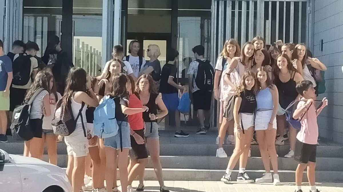 Alumnado, a las puertas del nuevo instituto de Canet.