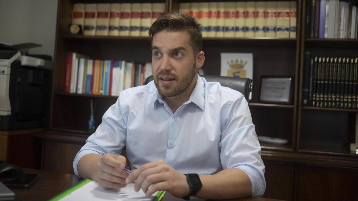 El alcalde de Anna, Miguel Marín, en el ayuntamiento.