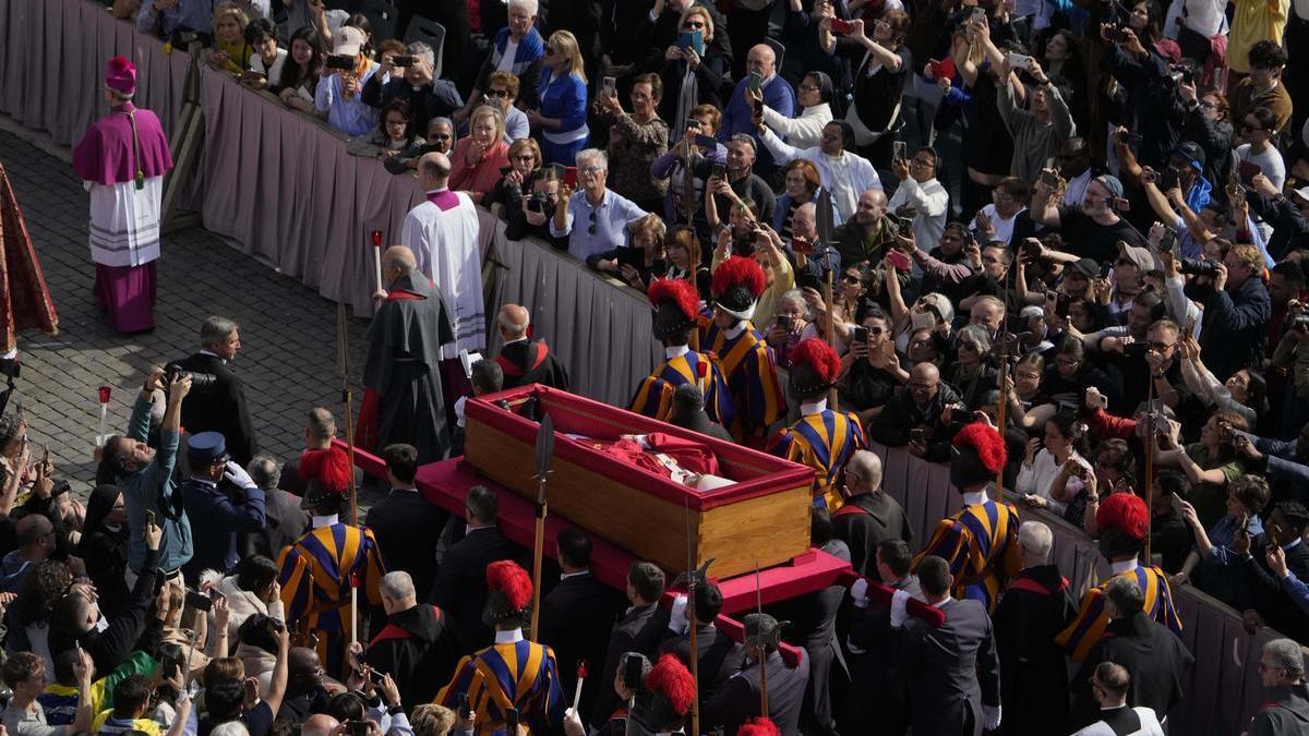 Traslado del féretro del papa Francisco a la basílica de San Pedro