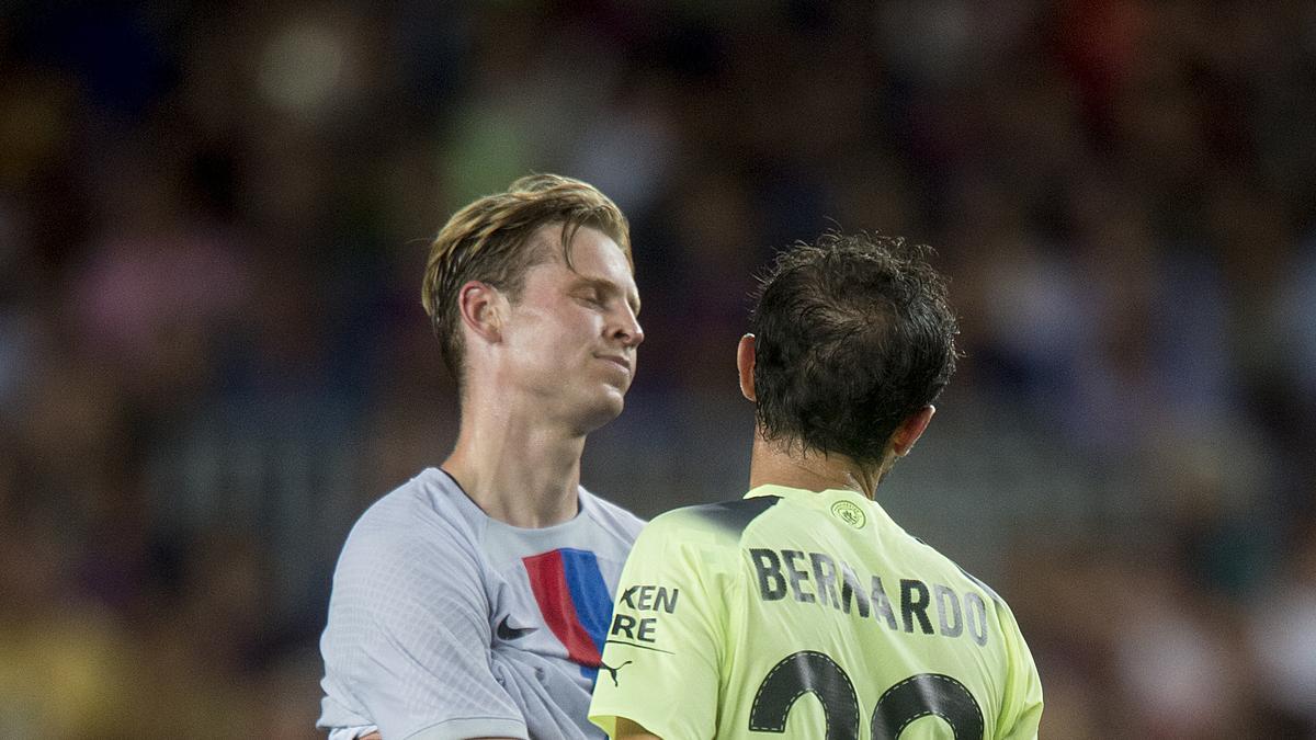 De Jong frente a Bernardo Silva durante el partido en favor de la lucha contra la ELA entre el FC Barcelona y el Manchester City.
